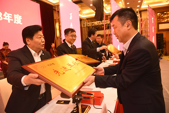 2董事長為先進個人頒發榮譽證書.JPG